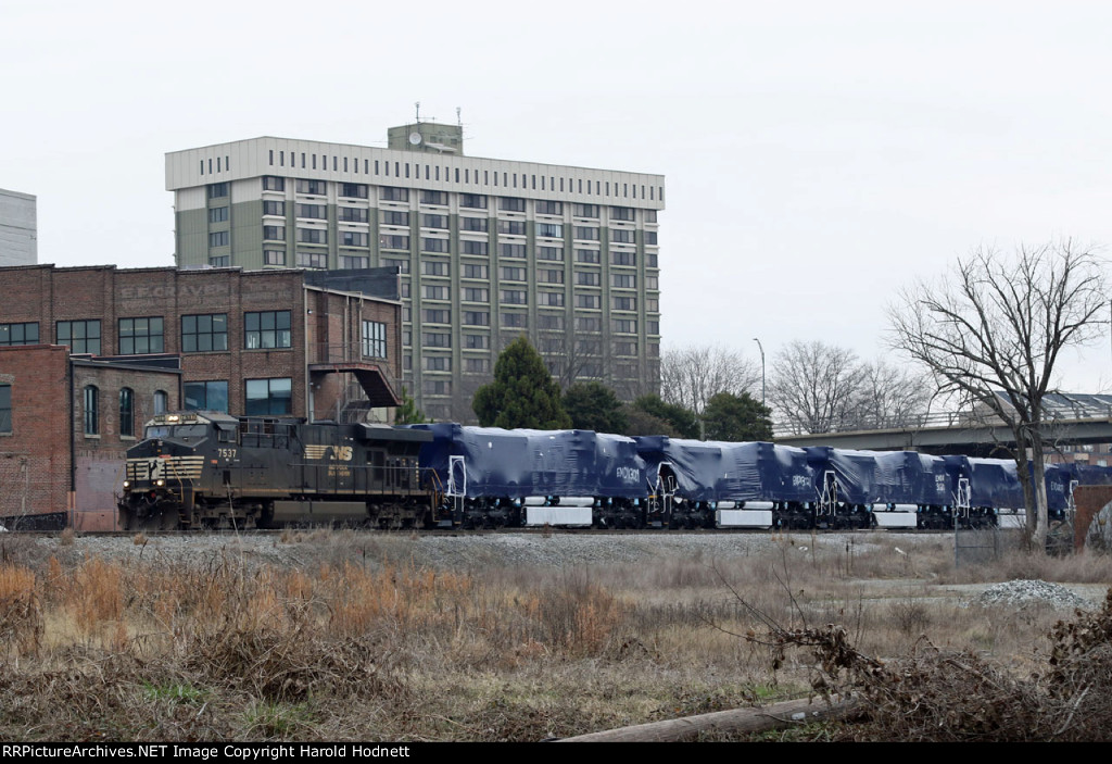 NS 7537 leads export train 980 southbound